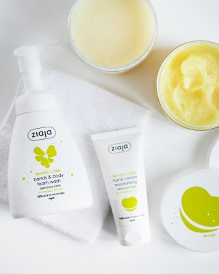 Kombinaci překvapivé aromatické receptury s lahodnou vůní a hřejivou, intenzivní barvou najdete v pečující řadě 🍋 ZIAJA...